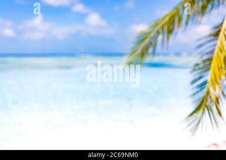Sfondo di sabbia estiva e paesaggio sfocato della spiaggia. Spazio libero per la vostra decorazione su Paradise Island Beach Foto Stock