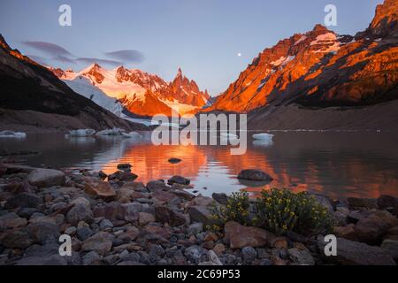 Tramonto magico al Monte Fitz Roy nel Parco Nazionale Los Glaciares, Argentina Foto Stock