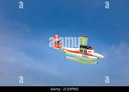 Maschio, Maldive - 20 dicembre 2018: Idrovolante della compagnia aerea Trans Maldivian Airways che vola in cielo blu su Male. Isolato. Viaggi di lusso, vacanze estive Foto Stock