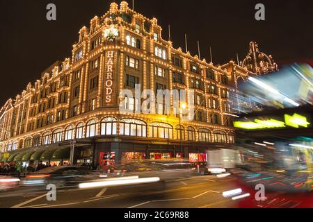 LONDRA, UK - 23 DICEMBRE 2015: L'esterno del grande magazzino Harrods a Londra durante la stagione natalizia. Persone e traffico possono essere vedere Foto Stock