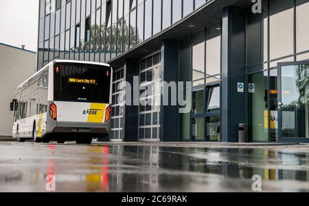 Plauen, Germania. 8 luglio 2020. Un autobus elettrico MAN Lion's City e è parcheggiato di fronte al MAN Bus Modification Centre Plauen. A Plauen, i pullman vengono modificati individualmente, i veicoli urbani ed elettrici vengono aggiornati e convertiti per soddisfare le esigenze dei clienti. Ciò include anche conversioni su misura di autobus di squadra per club di calcio o tour bus per gruppi musicali con posti a sedere e posti letto, spogliatoi e sale da pranzo. Credit: Jan Woitas/dpa-Zentralbild/ZB/dpa/Alamy Live News Foto Stock