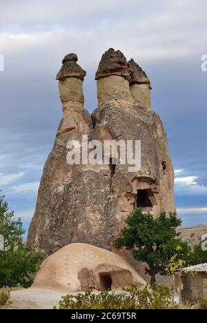 Vista della Cappadocia. Turchia. Pasabag. Monks Valley. Pilastri di terra molto notevoli. Chiesa di San Simeone costruita in uno dei camini delle fate con tre Foto Stock