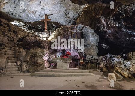 Grotta di cure miracolose nel Monastero di Sant'Antonio il Grande chiamato anche monastero Qozhaya nella Valle di Kadisha - Valle Santa in Libano Foto Stock