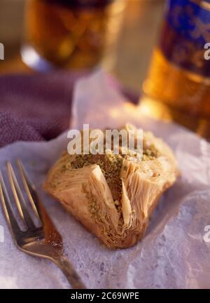 Un baklava con forchetta da vicino Foto Stock