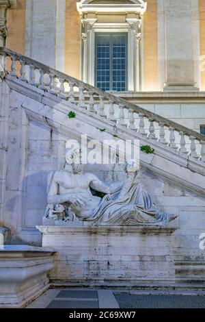 Italia, Lazio, Roma, Campidoglio, Piazza del Campidoglio, Palazzo Senatorio, Fontana della Dea di Roma, raffigurante il Tevere Foto Stock