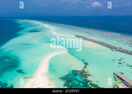 Atolli e isole nelle Maldive con molo e ville sull'acqua. Vacanza estiva di lusso, sabbia bianca, mare blu, idilliaca spiaggia tropicale isola Foto Stock