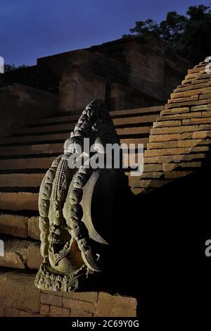 Una scultura di makara di fronte al tempio Kedaton in Muara Jambi templi composti a Muaro Jambi, Jambi, Indonesia. Foto Stock