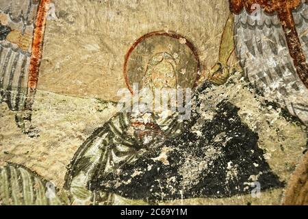 Affresco sul soffitto della cupola nella chiesa grotta abbandonata di Sant'Agathangelus (S. Agathangelus) ha mostrato il volto di Gesù Cristo. Valle Rosa, Cappadocia, Turke Foto Stock