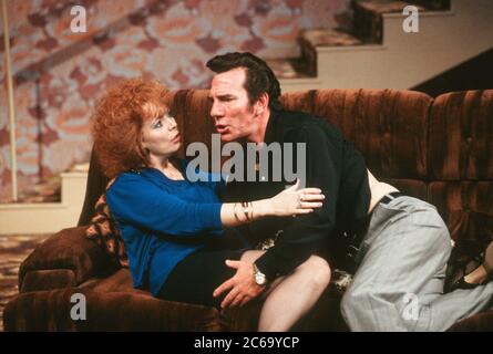 Alison Steadman (Mari Hoff), Pete Postlethwaite (Ray Say) in THE RISE AND FALL OF LITTLE VOICE di Jim Cartwright al Cottesloe Theatre, National Theatre (NT), London SE1 16/06/1992 musiche: Terry Davies design: William Dudley illuminazione: Mick Hughes movimento: Jane Gibson regista: Sam Mendes Foto Stock