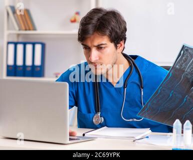 Il maschio di medico radiologo con raggi x può immagine Foto Stock