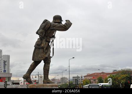 ANKARA, TURCHIA - NOV 01: Dettaglio del monumento Ataturk nel centro della città, Piazza Ulus mostrato il 01 novembre 2009 ad Ankara. Tra gli altri paesi musulmani, Foto Stock