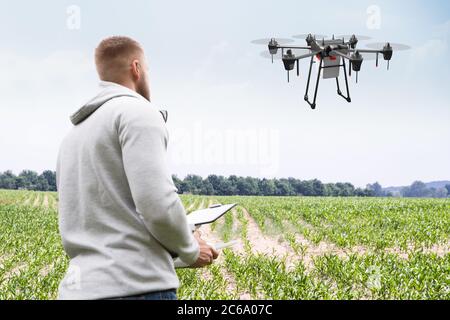 Moderna tecnologia intelligente per l'agricoltura in azienda o sul campo Foto Stock