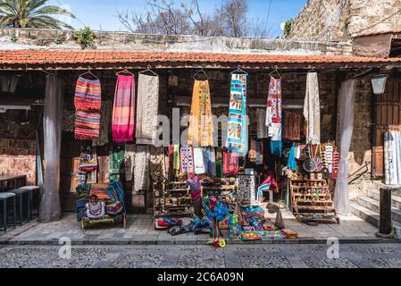 Negozio di articoli da regalo nel vecchio souk nel quartiere storico di Byblos, la più grande città del Governatorato del Libano Foto Stock