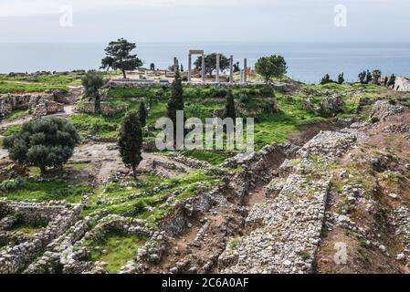Resti di antico tempio e colonne romane sullo sfondo accanto al castello crociato a Byblos, la città più grande del Governatorato del Libano Monte Foto Stock