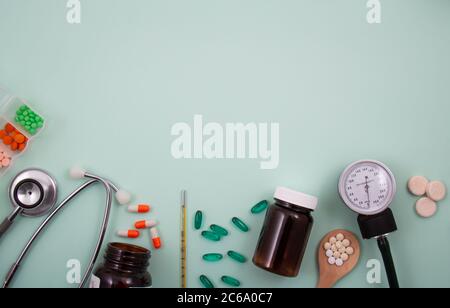 Pillole e capsule colorate all'esterno della confezione all'interno del contenitore in vetro della confezione. Foto Stock