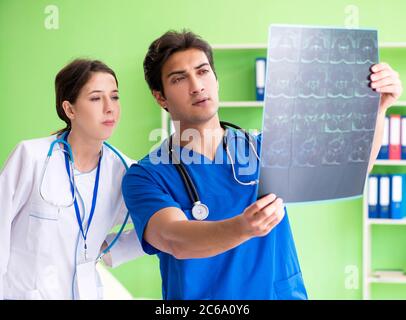 Donna e uomo ginecologi discutere caso medico presso la clinica Foto Stock