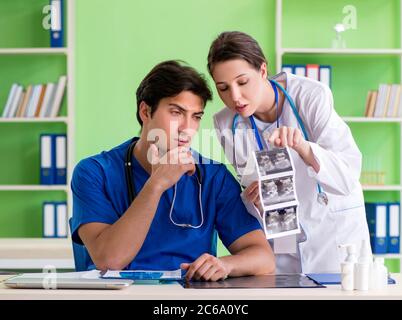 Donna e uomo ginecologi discutere caso medico presso la clinica Foto Stock