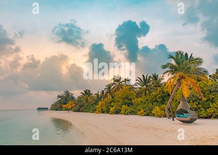 Perfetto tramonto sulla spiaggia, lussuoso resort sulla spiaggia in un tramonto luce perfetta spiaggia vacanza banner. Tramonto spiaggia paesaggio, mare calmo, cielo Foto Stock