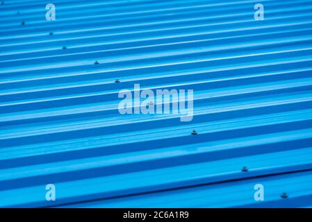 Tetto in metallo dipinto di blu come sfondo astratto Foto Stock