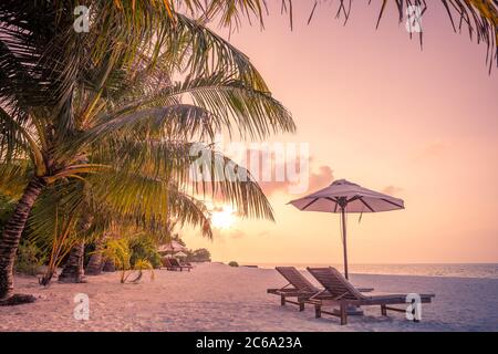 Bellissima spiaggia. Sedie sulla spiaggia di sabbia vicino al mare. Vacanza estiva e concetto di vacanza per il turismo. Paesaggio tranquillo, spiaggia rilassante, meraviglioso Foto Stock