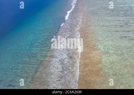 Estate foto aerea della spiaggia con oceano e spazio libero per la vostra decorazione. Mare tropicale e laguna nell'oceano Indiano, soffici spruzzi d'onde, vista aerea Foto Stock