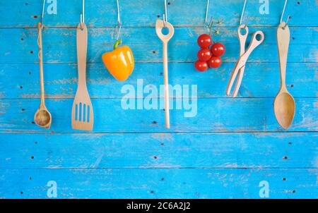 vecchi utensili da cucina in legno e verdure su parete rustica della cucina, buon spazio per la copia Foto Stock