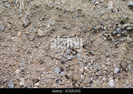 Texture ghiaia nel suo stato naturale con sabbia come sfondo. Come visto sulla montagna. Foto Stock