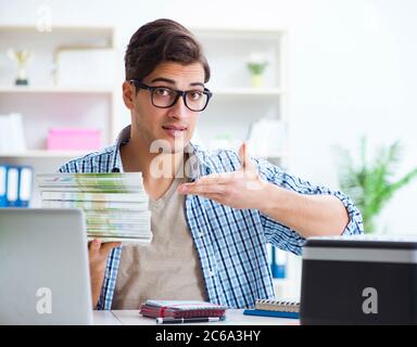 L'assistente vendite alla casa editrice che mostra i libri stampati pronti Foto Stock