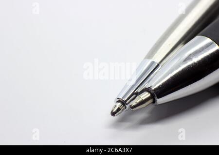 Primo piano di due penne Foto Stock