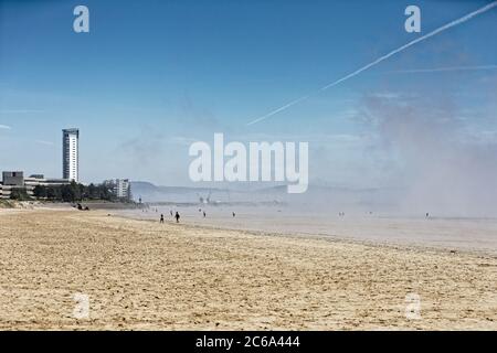 Nella foto: La nuvola bassa vista su parte della spiaggia, mentre il resto della spiaggia è esposto al sole a Swansea Bay, Galles, Regno Unito. Mercoledì 20 maggio 2 Foto Stock