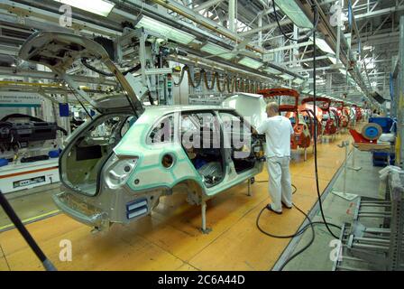 Linea di produzione di automobili con auto incompiuta di fila Foto Stock