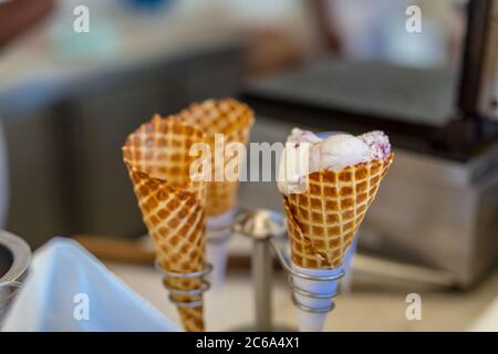 Waffle gelato, coni gelato fatti a mano nel negozio Foto Stock