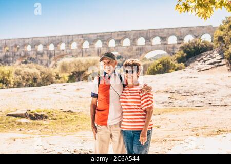 Vers-Pont-du-Gard, Gard / Occitanie / Francia - 26 settembre 2018: Una coppia sposata di europei all'età sono fotografati sullo sfondo di Foto Stock