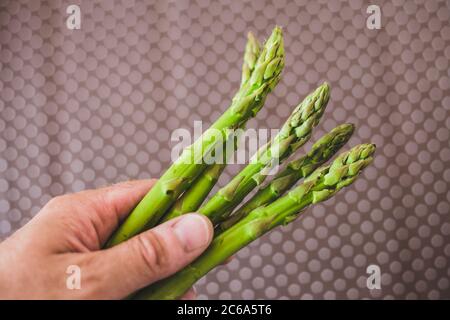 Quando si acquista asparagi, prestare attenzione all'elasticità dei gambi, colore verde brillante e teste ben chiuse, non acquistare rugoso, secco e giallo Foto Stock
