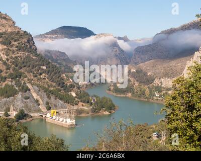 Spagna: il Embalse Tajo de la Encantada e la Garganta del Chorro gorge Foto Stock