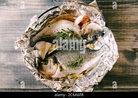 Due doradas al forno in lamina con limoni e rosmarino. Foto Stock