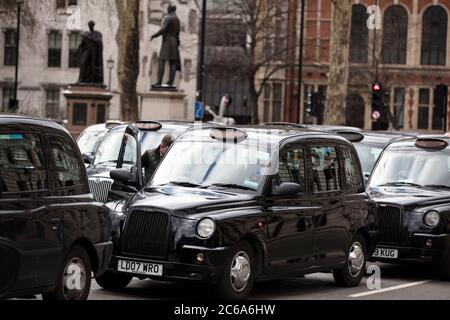 I taxi bloccano le strade di Westminster in protesta Foto Stock