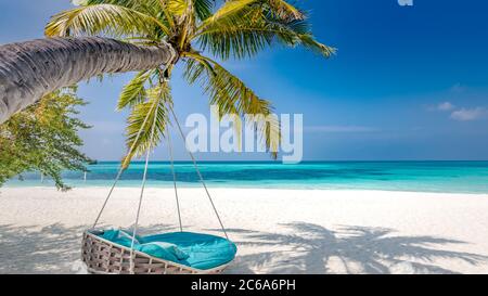 Panorama di lusso sulla spiaggia. Paesaggio tropicale con palme e altalena per coppie di vacanze estive o vacanze, vista mare su sabbia bianca. Natura esotica Foto Stock