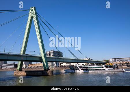 La barca escursione RheinEnergie sul fiume Reno sotto il ponte di Severins, Colonia, Germania. Das Ausflugsschiff RheinEnergie auf dem Rhein unter d Foto Stock