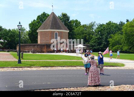 Williamsburg, Virginia, U.S.A - 30 giugno 2020 - i visitatori di fronte al Magazine Building durante una calda giornata estiva Foto Stock