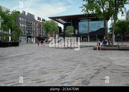 Europa Paesi Bassi Leeuwarden, Paesi Bassi Leeuwarden Centre al 2020 giugno, il Museo Frisone, i bambini giocano davanti al Museo Frisone, Foto Stock