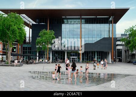 Europa Paesi Bassi Leeuwarden, Paesi Bassi Leeuwarden Centre al 2020 giugno, il Museo Frisone, i bambini giocano davanti al Museo Frisone, Foto Stock