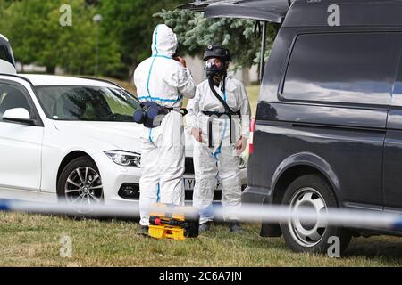 Linkoping, Svezia 20200630 la casa plurifamiliare di Skattegården, Skäggetorp, dove sabato c'era un incendio. Martedì, i tecnici della polizia e gli investigatori antincendio del servizio antincendio erano in loco e in casa. Foto Gippe Gustafsson Foto Stock