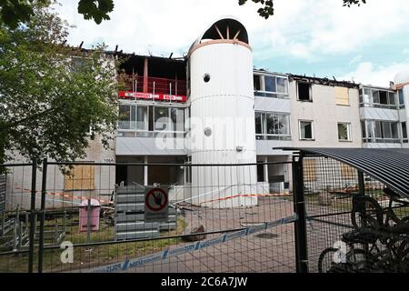 Linkoping, Svezia 20200630 la casa plurifamiliare di Skattegården, Skäggetorp, dove sabato c'era un incendio. Martedì, i tecnici della polizia e gli investigatori antincendio del servizio antincendio erano in loco e in casa. Foto Gippe Gustafsson Foto Stock