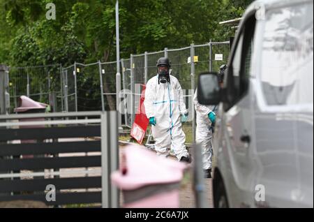 Linkoping, Svezia 20200630 la casa plurifamiliare di Skattegården, Skäggetorp, dove sabato c'era un incendio. Martedì, i tecnici della polizia e gli investigatori antincendio del servizio antincendio erano in loco e in casa. Foto Gippe Gustafsson Foto Stock