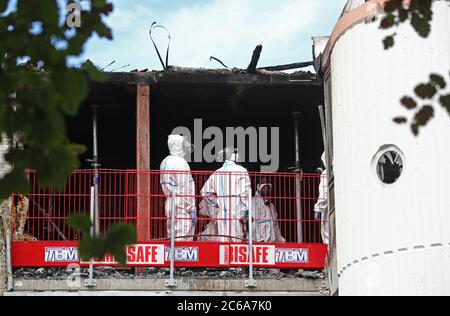 Linkoping, Svezia 20200630 la casa plurifamiliare di Skattegården, Skäggetorp, dove sabato c'era un incendio. Martedì, i tecnici della polizia e gli investigatori antincendio del servizio antincendio erano in loco e in casa. Foto Gippe Gustafsson Foto Stock