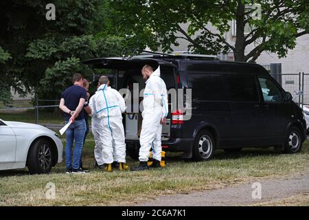 Linkoping, Svezia 20200630 la casa plurifamiliare di Skattegården, Skäggetorp, dove sabato c'era un incendio. Martedì, i tecnici della polizia e gli investigatori antincendio del servizio antincendio erano in loco e in casa. Foto Gippe Gustafsson Foto Stock