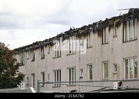 Linkoping, Svezia 20200630 la casa plurifamiliare di Skattegården, Skäggetorp, dove sabato c'era un incendio. Martedì, i tecnici della polizia e gli investigatori antincendio del servizio antincendio erano in loco e in casa. Foto Gippe Gustafsson Foto Stock