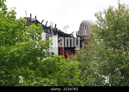 Linkoping, Svezia 20200630 la casa plurifamiliare di Skattegården, Skäggetorp, dove sabato c'era un incendio. Martedì, i tecnici della polizia e gli investigatori antincendio del servizio antincendio erano in loco e in casa. Foto Gippe Gustafsson Foto Stock