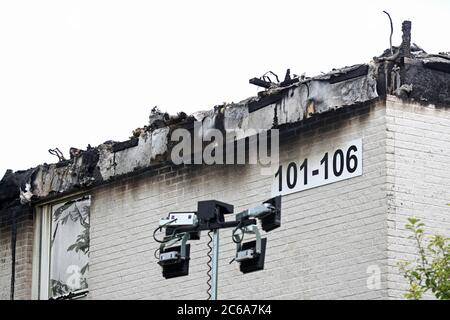 Linkoping, Svezia 20200630 la casa plurifamiliare di Skattegården, Skäggetorp, dove sabato c'era un incendio. Martedì, i tecnici della polizia e gli investigatori antincendio del servizio antincendio erano in loco e in casa. Foto Gippe Gustafsson Foto Stock